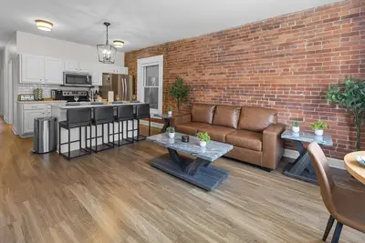 Image de Steps Away From Mass Ave in Heart of Indy with Balcony
