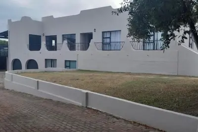 Image de Spacious 7-bedroom house in Marvelous Jeffreys Bay with WiFi