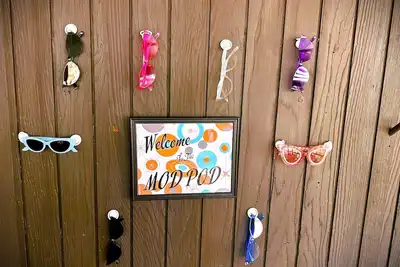 Image de The Mod Pod~2 bd/2. 5 bth/dog/games/steps to beach