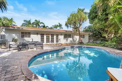 Image de Bel Air Beauty: 4br, Private Pool & Elegant Comfort Steps from the Beach