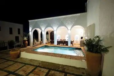 Image de Brand - New & Bright: Gated Courtyard!