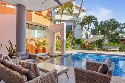 Image de Golden Zone 3br: Steps to Sand + Pool (Casa Bahia)