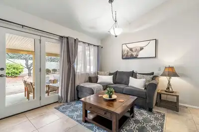 Image de Experience luxury at Sedona Cornerstone Retreat, a spacious 3-bedroom home in Village of Oak Creek.