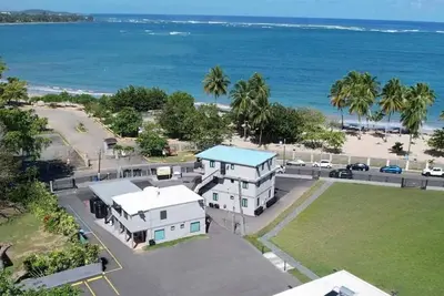 Image de Fully Renovated Beachfront 2-Bedroom Unit 1 | 1 Bath | Prime Dorado Location