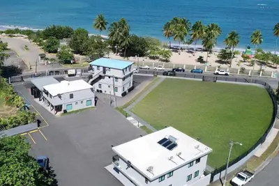 Image de Fully Renovated Beachfront 2-Bedroom Unit 4 | 1 Bath | Prime Dorado Location