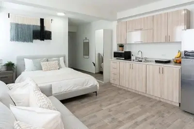 Image de Beachfront private 3 combo Bed apts, 3 Bath (Ada) w Pool
