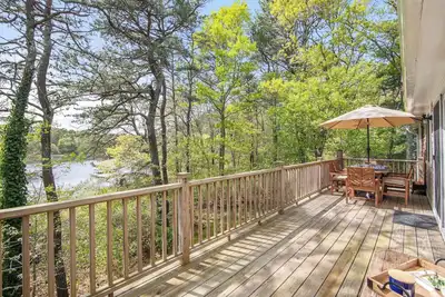 Image de Tranquil Pond-View Escape in Dennis