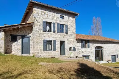 Image de Gîte charme 12/14 pers avec piscine et jeux à Saint-Priest-la-Prugne