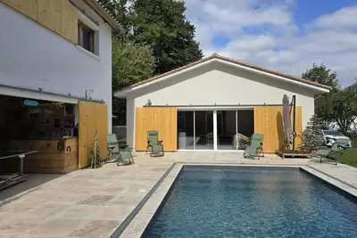 Image de Maison spacieuse à Château-l'Évêque avec 5 chambres et salle de jeux