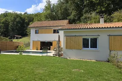 Image de Maison de plain-pied avec piscine privée et Wi-Fi à Château-l'Évêque