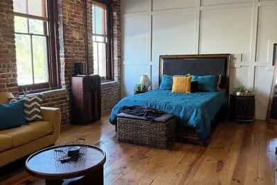 Image de Charming studio apartment, free parking, WiFi in historic downtown Mobile