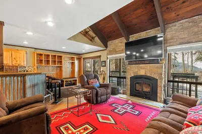 Image de True Ski-in/Ski-out, Covered Parking, Fireplace!