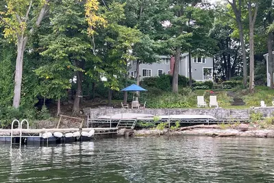 Image de Beautiful 6-bedroom lake front summer house in beautiful Charlotte.