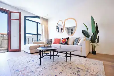 Image de Modern Bohemian 2br in Nahalat Binyamin by Holyguest