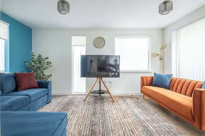 Image de Spacious 4-Bedroom Home | Ideal for Families & Cor