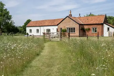 Image de Wild Meadow Cottage - Cinq Chambres Maison, Couchages 10