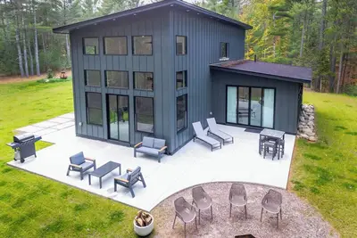 Image de A contemporary three bedroom in the heart of the Adirondack Mountains.