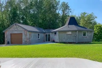 Image de Unique Waterfront Oasis on Twin Lakes, w/ large yard, fire pit, gas grill & dock