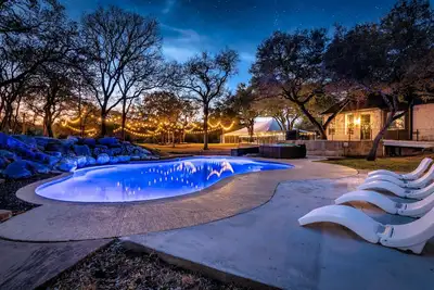 Image de 10 Acre Hill Country Mansion | Pool | Large Events