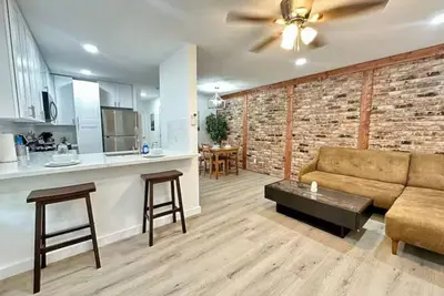 Image de Chic & Comfortable Space in Houstons Montrose Area