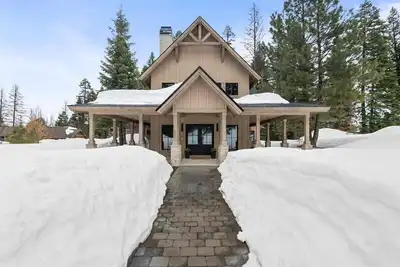 Image de Insta worthy getaway just steps from the chairlift, and minutes from the lake.