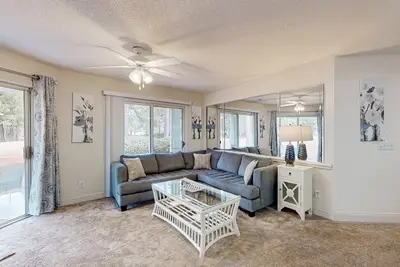 Image de Coastal Condo with golf on-site, shared pool and fitness center
