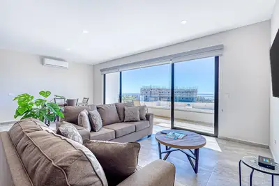 Image de Stunning Oceanfront Luxury Apartment with spacious balcony– Perfect for Families