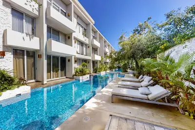 Image de Stylish apartment with private patio, pool, gym & steps from pristine beaches