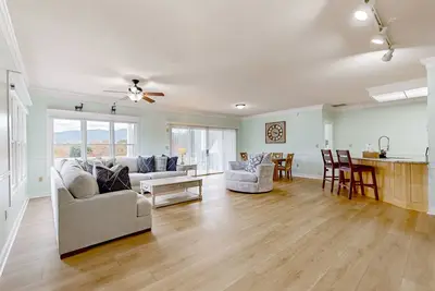 Image de Gorgeous condo with private balcony, shared pool and mountain views