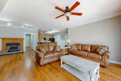 Image de Spacious condo with full kitchen, shared pool and mountain views