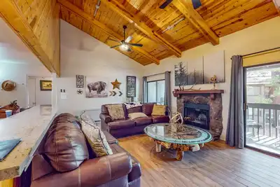 Image de Country style condo with fire pit, private W/D, and full kitchen