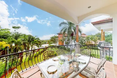 Image de Enchanting & tropical escape with pool, spacious balcony, W/D, & amazing views