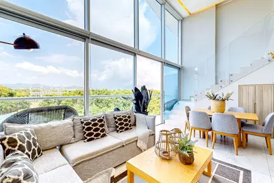 Image de Luxe condo with infinity pool, fitness center, sweeping vistas, and central Ac