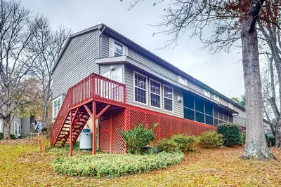 Image de Charming townhouse offers a cozy retreat with stunning mountain views.