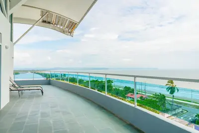 Image de Stunning Oceanview Penthouse with fitness room and full kitchen
