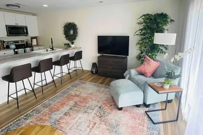 Image de 1bd 1 ba Getaway with private balcony & onsite Boat rental option by @WetFeetRetreats