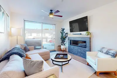 Image de Ground-floor condo with private hot tub & heated 1-car garage with Ev charger