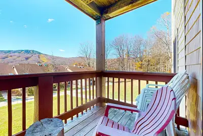 Image de Cozy condo on Moover route w/ amazing views, fireplace, balcony, hot tubs, pool