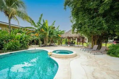 Pet-friendly apartment with W/D and a refreshing outdoor pool