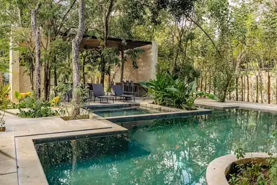 Image de Cozy jungle retreat with pool, lush garden & serene atmosphere