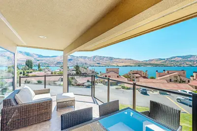 Image de Stunning lakeside condo with shared pools, hot tub, and spectacular lake views