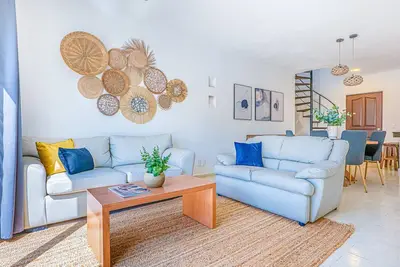 Image de Spacious modern apartment with private balcony, pool access & steps to the beach