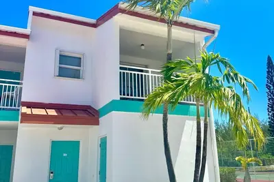 Image de Stunning Marina-Front Townhome in South Bimini: Steps to pristine beaches