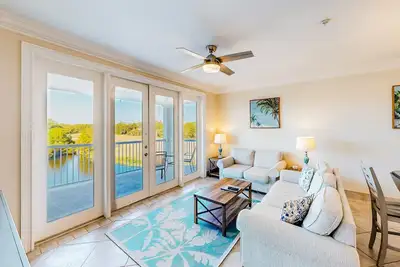 Image de Modern condo with balcony, W/D, Ac, pickleball, & swimming pool