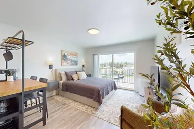 Conveniently located condo with full kitchen, W/D & Tv's