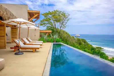 Image de Luxury home with pool and breathtaking views just a few steps from the beach