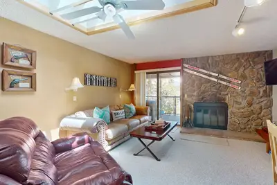 Image de 3rd-floor condo on shuttle route with hot tub, wood fireplace, grill, & balcony