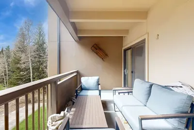 Image de Mountain view condo with large balcony, pool & hot tub - steps to ski shuttle