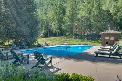 Image de 2nd-floor mtn-view condo with game room, fireplace, hot tub, pool, balcony, W/D