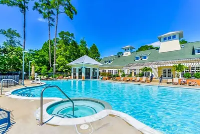 Image de Golf course-adjacent condo with access to a pool, hot tub, & fitness room